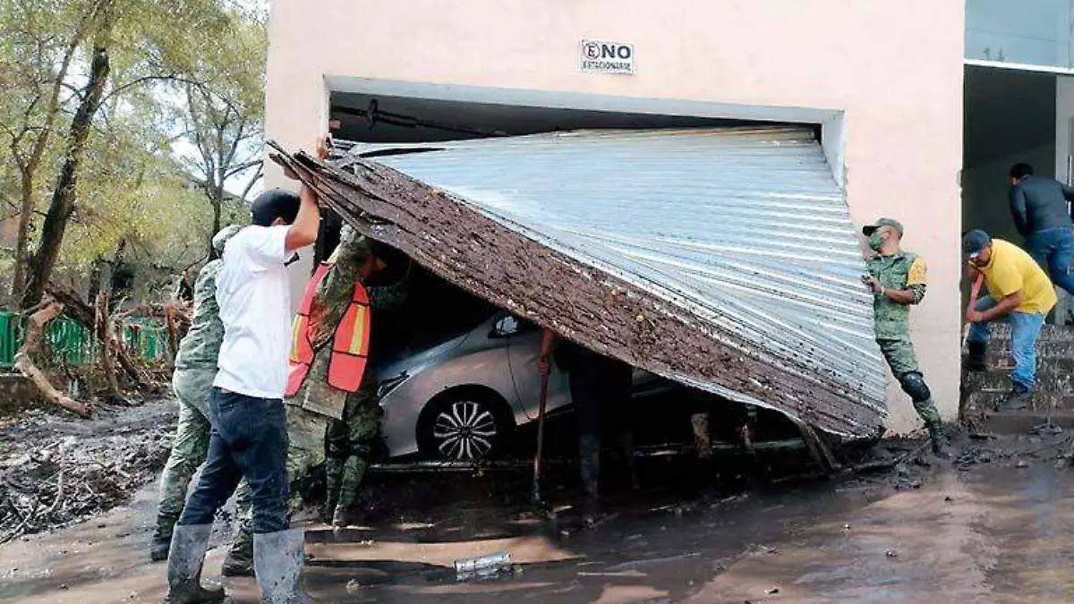 Militares y habitantes de Genaro Codina en labores de limpieza tras inundación